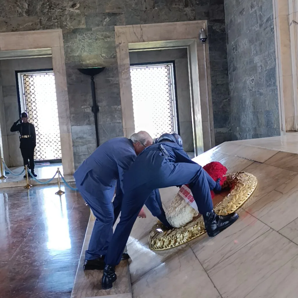 Çelengin Anıtkabir’in içindeki tören alanına yerleştirilmesi.