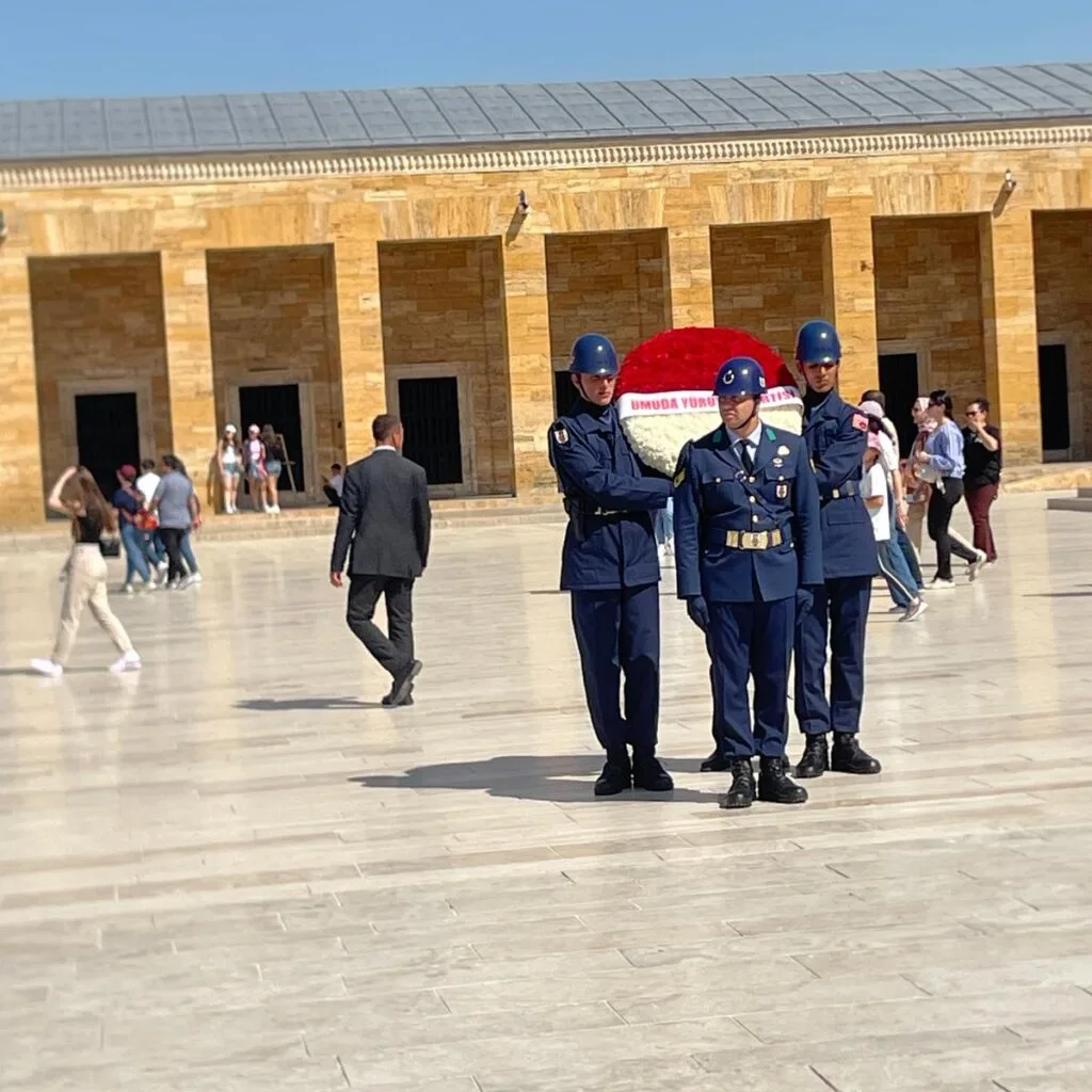 Askerlerin çelengi tören alanına taşıması.